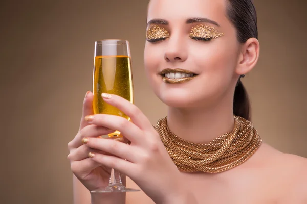 Jovem com taça de champanhe — Fotografia de Stock