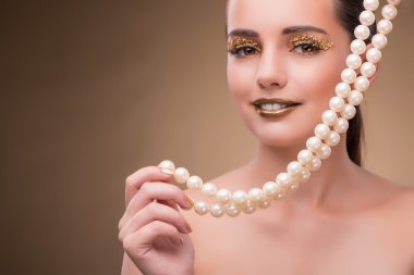 İnci kolye üzerinde beyaz izole kadın