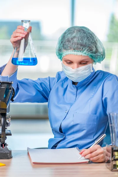 Assistente di laboratorio esperto che lavora su soluzioni chimiche — Foto Stock