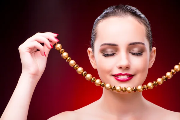Mujer en concepto glamuroso con joyas —  Fotos de Stock