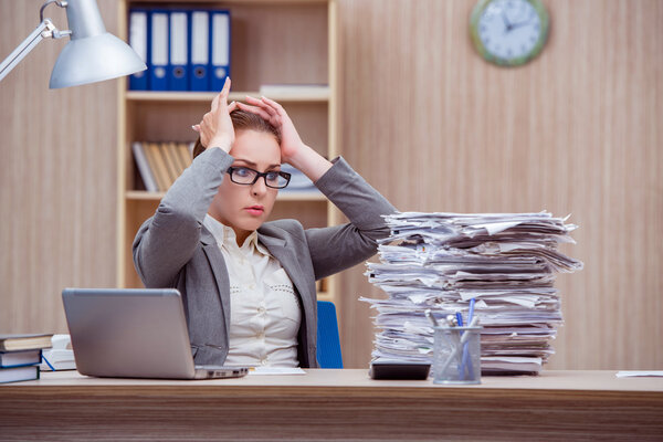 Занятая нервная женщина-секретарь находится в состоянии стресса в офисе
