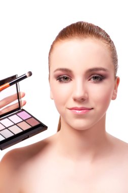 Kalıcı makyaj kozmetik oturumu sırasında güzel kadın