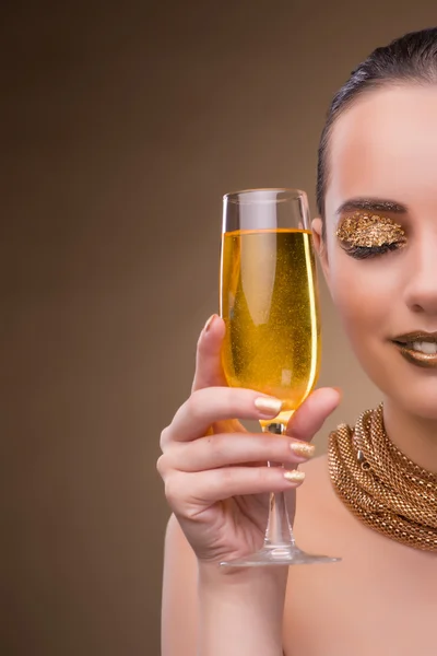 Jovem com taça de champanhe — Fotografia de Stock
