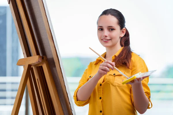 젊은 학생 예술가 스튜디오에서 그림을 그리기 — 스톡 사진