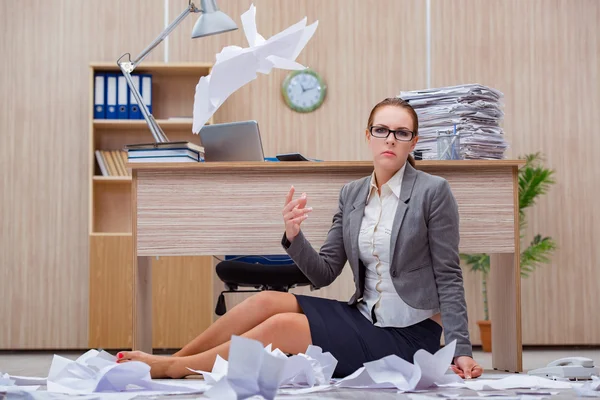 Ocupada secretaria estresante mujer bajo estrés en la oficina — Foto de Stock