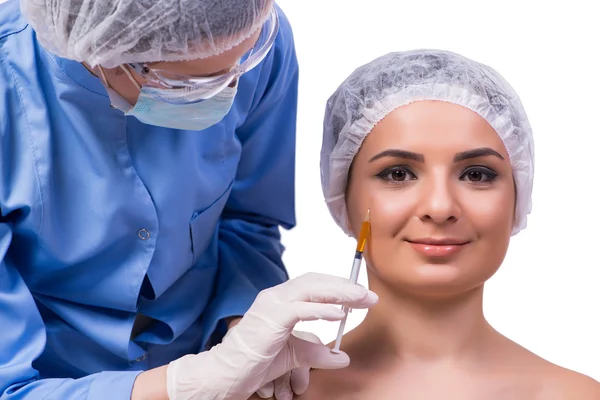 Genç kadın üzerinde beyaz izole Botox enjeksiyon için hazırlanıyor — Stok fotoğraf