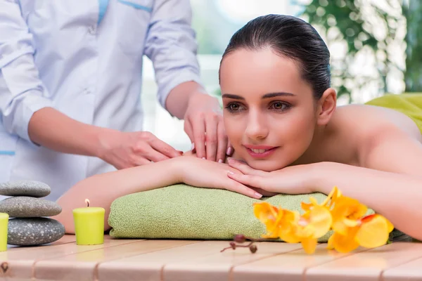 Mujer joven durante la sesión de masaje —  Fotos de Stock
