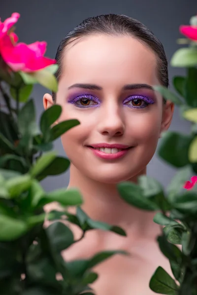 Junge Frau mit Blumen im Schönheitskonzept — Stockfoto