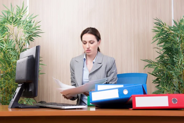 Occupata donna d'affari in ufficio sotto stress — Foto Stock