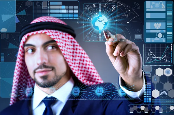 Arabische man in gegevens mijnbouw concept — Stockfoto