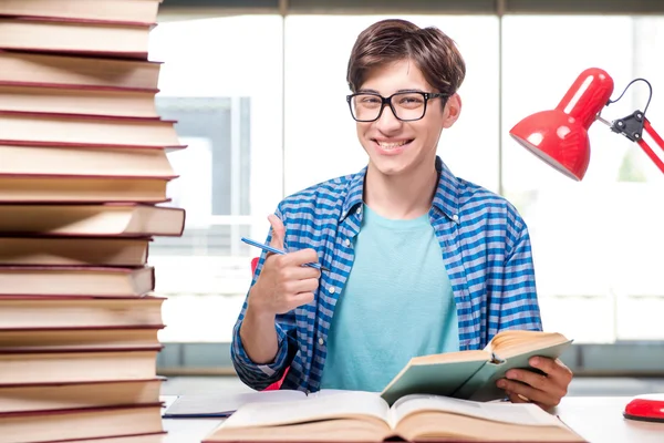 Studente con molti libri che si preparano per gli esami — Foto Stock