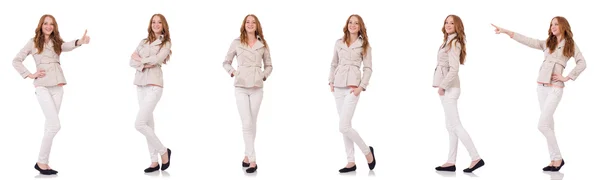 Gelukkige vrouw in winter kleding op wit wordt geïsoleerd — Stockfoto