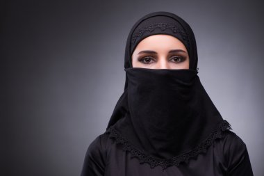 Koyu arka plan siyah elbiseli Müslüman kadın
