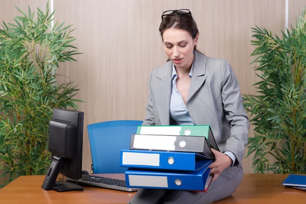 Empresária ocupada no escritório sob estresse — Fotografia de Stock