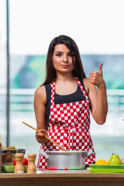 Jovem cozinheiro preparando sopa na cozinha — Fotografia de Stock