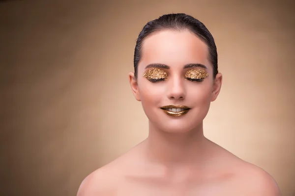 Jonge vrouw met elegante make-up — Stockfoto