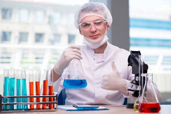 Hombre trabajando en el laboratorio químico en el proyecto de ciencia — Foto de Stock