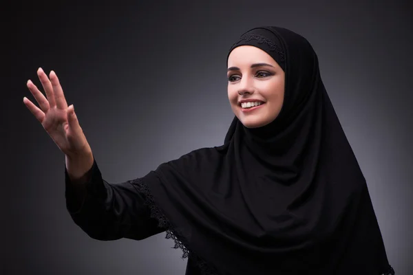 Mujer musulmana en vestido negro sobre fondo oscuro — Foto de Stock