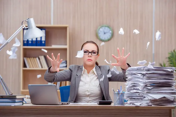 Stressige Sekretärin unter Stress im Büro — Stockfoto