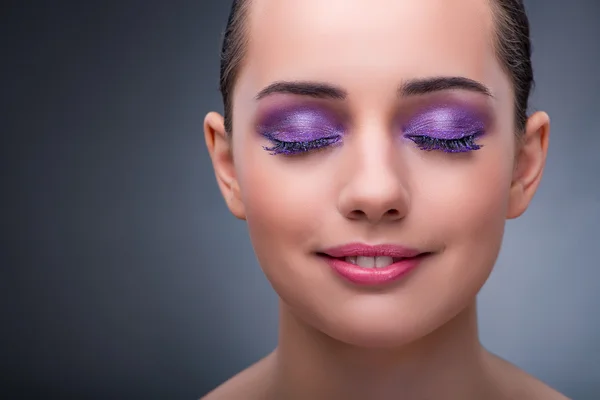 Jovem mulher no conceito de beleza com maquiagem agradável — Fotografia de Stock