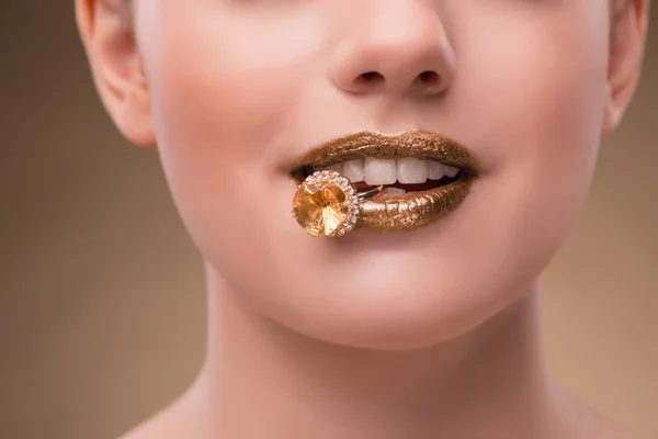 Mujer elegante con joyas en concepto de moda —  Fotos de Stock