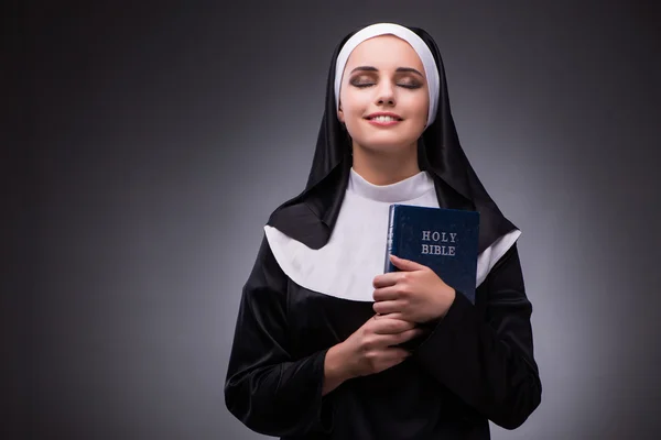 어두운 배경 종교 개념에서 종교적 수녀 — 스톡 사진