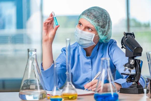 Assistente di laboratorio esperto che lavora su soluzioni chimiche — Foto Stock