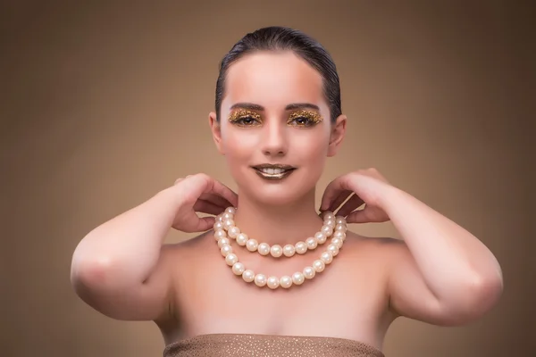 白で隔離の真珠のネックレスを持つ女性 — ストック写真
