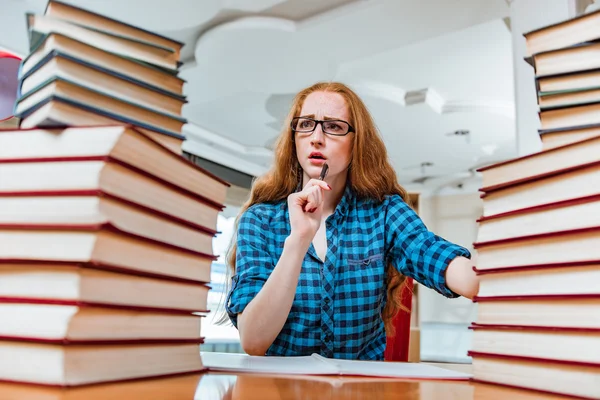 Jeune étudiante se préparant aux examens — Photo