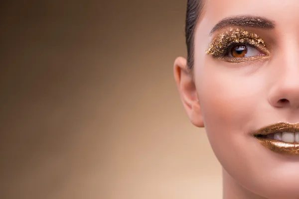 Mladá žena s elegantní make-up — Stock fotografie