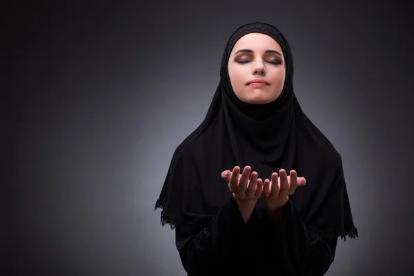 穆斯林妇女穿着深色背景的黑色连衣裙 — 图库照片