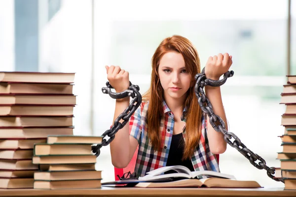 Giovane studentessa preparazione per gli esami — Foto Stock