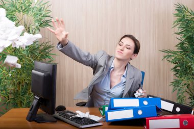 Kadın ofis gazetelerde savurma stres altında