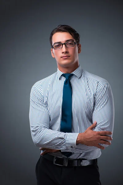 Bonito homem de negócios contra fundo cinza — Fotografia de Stock