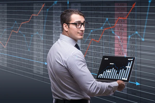 Ung affärsman i online trading koncept — Stockfoto