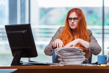 Kağıt yığını ile stresli iş kadını