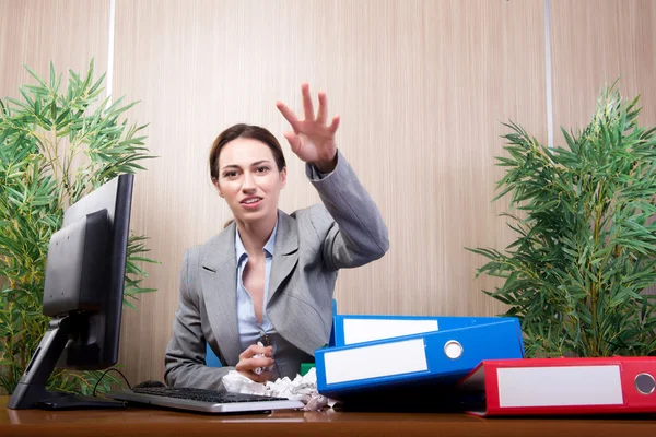 Frau unter Stress beim Papierwerfen im Büro — Stockfoto