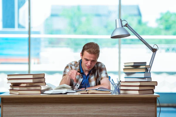 Jovem estudante do sexo masculino se preparando para exames de ensino médio — Fotografia de Stock