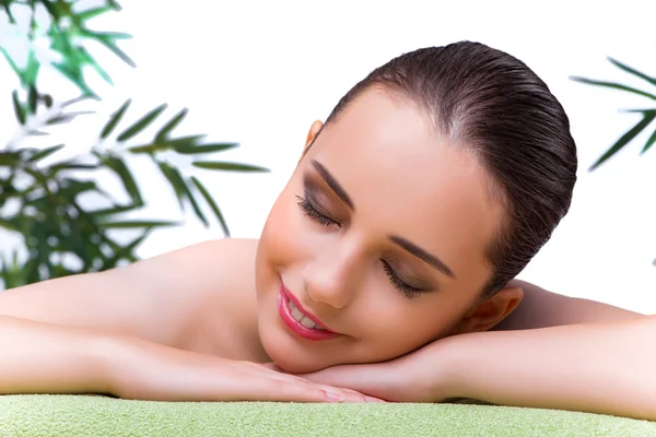 Jovem mulher desfrutando de tratamento de spa — Fotografia de Stock