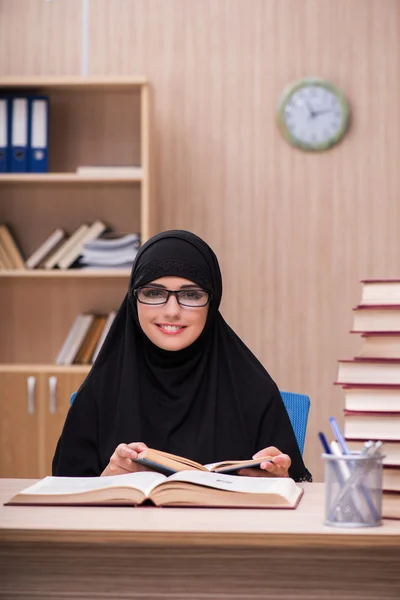 Kvinna muslimsk student förbereder sig för tentor — Stockfoto