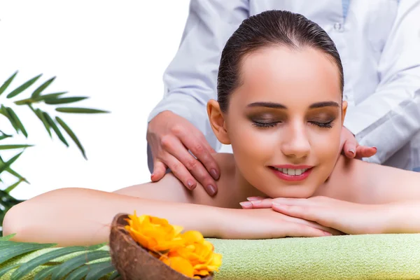 Vrouw tijdens massage sessie in de spa salon — Stockfoto