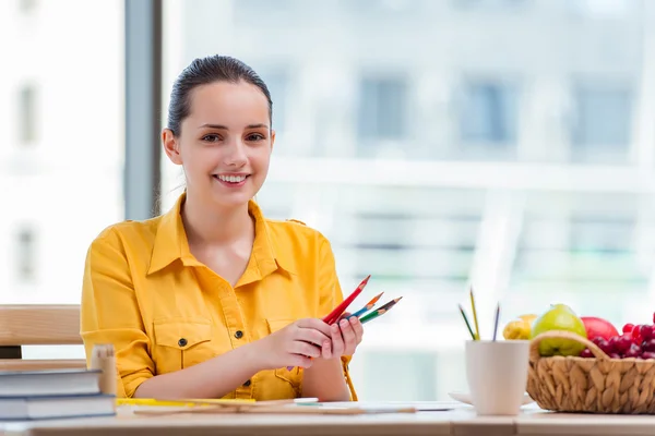 Giovane scuola gilr disegno immagini a casa — Foto Stock