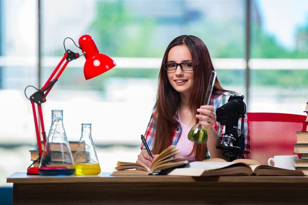 Estudante do sexo feminino se preparando para exames de química — Fotografia de Stock