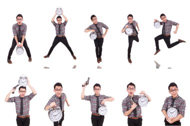 Saati olan genç bir adam beyazda izole edilmiş.