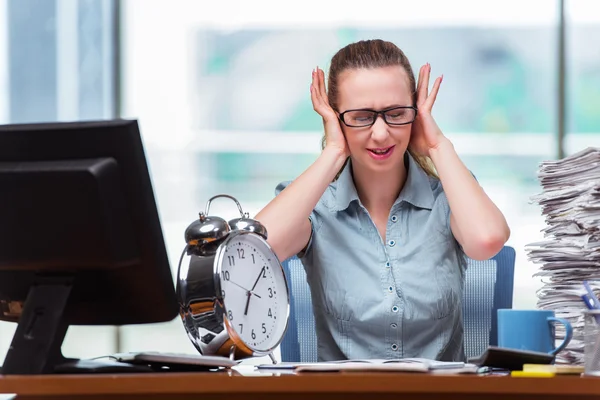 Geschäftsfrau hält ihre Fristen nicht ein — Stockfoto