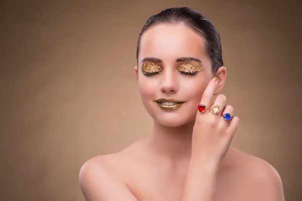 Mulher elegante com jóias no conceito de moda — Fotografia de Stock