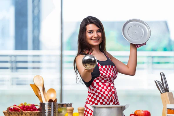 Vrouwelijke kok bereiden soep in fel verlicht keuken — Stockfoto