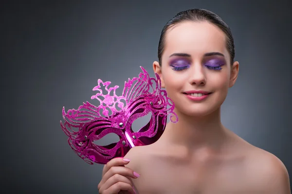 Nuori nainen karnevaali naamio — kuvapankkivalokuva