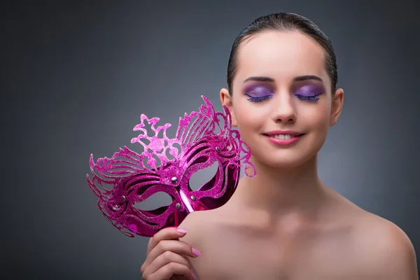 Jeune femme avec masque de carnaval — Photo