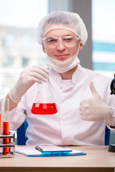 Man working in the chemical lab on science project — Stock Photo, Image